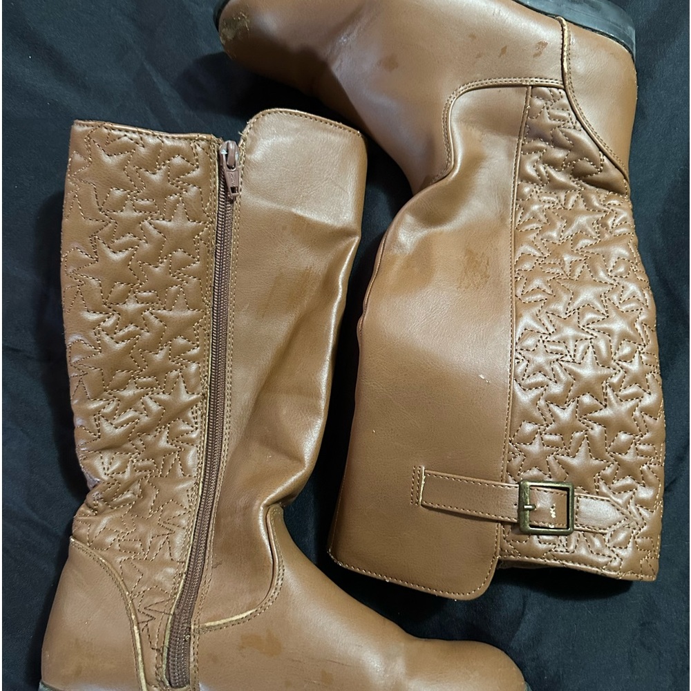 Girls size 6 tall tan boots. Star stitching on the back.